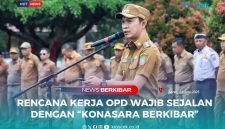 Bupati Konawe Utara, H. Ikbar, S.H., M.H., saat memimpin apel gabungan ASN di halaman Kantor Bupati Konawe Utara, Senin (23/6/2025).
