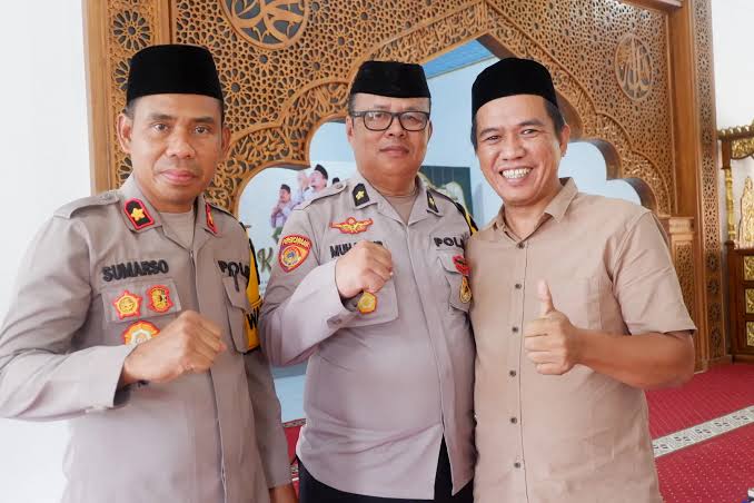 Ketua DPRD Konut, Herman Sewani, S.H., (Kemeja Coklat) bersama Jajaran Unsur Pimpinan Polres Konut saat menggelar Maulid Nabi SAW 1446 Hijriah.