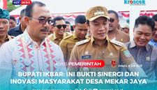 Bupati Konawe Utara, H. Ikbar, S.H., M.H., bercengkrama bersama Kepala Dinas Pemberdayaan Masyarakat dan Desa (DPMD) Provinsi Sulawesi Tenggara, Dr. Ir. I Gede Panca, M.Pd, saat Penilaian Lomba Desa Mekar Jaya, Langgikima, Selasa (08/07/2025).
