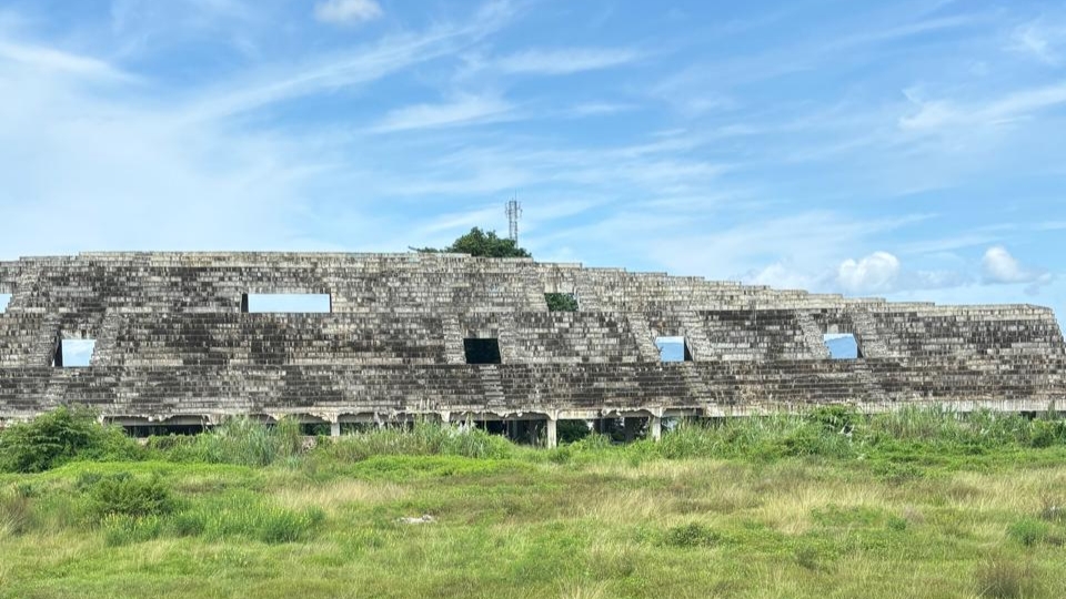 Kondisi Pembangunan Proyek Stadion Lakidende Terbengkalai.
