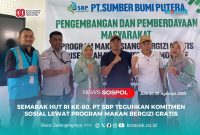 Jajaran PT SBP berpose bersama pimpinan sekolah dan warga setempat di sela-sela kegiatan pembagian MBG, Jum'at (15/08/2025).