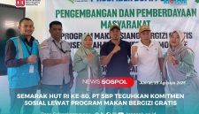 Jajaran PT SBP berpose bersama pimpinan sekolah dan warga setempat di sela-sela kegiatan pembagian MBG, Jum'at (15/08/2025).
