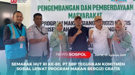 Jajaran PT SBP berpose bersama pimpinan sekolah dan warga setempat di sela-sela kegiatan pembagian MBG, Jum'at (15/08/2025).