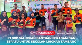 Manajemen perusahaa. PT Sumber Bumi Putera (SBP) menyerahkan bantuan seragam sekolah kepada siswa lingkar tambang, nampak mata mereka berbinar, seakan mengisyaratkan bahwa perhatian kecil mampu melahirkan semangat besar, Jum'at (29/08/2025).