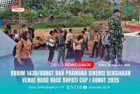 Anggota TNI Kodim 1430 Konawe Utara bersama Pramuka terlihat melakukan kegiatan gotong royong pembersihan lokasi venue Alun-alun Konasara pada Open Turnamen Road Race Bupati Cup I Konawe Utara Championship 2025. Suasana tampak penuh semangat dengan latar area terbuka, Sabtu (30/08/2025).