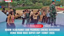 Anggota TNI Kodim 1430 Konawe Utara bersama Pramuka terlihat melakukan kegiatan gotong royong pembersihan lokasi venue Alun-alun Konasara pada Open Turnamen Road Race Bupati Cup I Konawe Utara Championship 2025. Suasana tampak penuh semangat dengan latar area terbuka, Sabtu (30/08/2025).