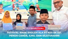 Foto Kiri: Pemenang Lomba Tartil Al-Qur’an Juara I menerima penghargaan pada Festival Anak Sholeh yang diselenggarakan PT Kembar Emas Sultra di lingkar tambang Konawe Utara. Foto Kanan: Peserta Lomba Adzan menerima sertifikat dan hadiah Juara III pada Festival Anak Sholeh PT Kembar Emas Sultra, peringatan Maulid Nabi 2025.