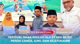 Foto Kiri: Pemenang Lomba Tartil Al-Qur’an Juara I menerima penghargaan pada Festival Anak Sholeh yang diselenggarakan PT Kembar Emas Sultra di lingkar tambang Konawe Utara. Foto Kanan: Peserta Lomba Adzan menerima sertifikat dan hadiah Juara III pada Festival Anak Sholeh PT Kembar Emas Sultra, peringatan Maulid Nabi 2025.