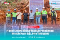 PEMBANGUNAN MUSHOLA - Tim PT Bumi Konawe Mineral dan masyarakat setempat berfoto bersama di area perataan lahan pembangunan mushola Dusun Bajo, Desa Tapunggaya, Kabupaten Konawe Utara, Rabu (24/9/2025).