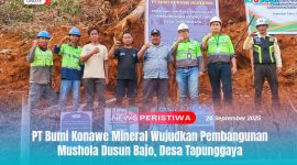 PEMBANGUNAN MUSHOLA - Tim PT Bumi Konawe Mineral dan masyarakat setempat berfoto bersama di area perataan lahan pembangunan mushola Dusun Bajo, Desa Tapunggaya, Kabupaten Konawe Utara, Rabu (24/9/2025).