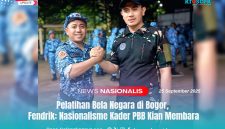 Fendrik salam kompak bersama Ketua Umum DPP PBB, Gugum Ridho, S.H., M.H., pada suasana Pelatihan Bela Negara di Bogor, Rabu (24/9/2025), di mana para peserta menunjukkan semangat nasionalisme yang tinggi melalui sesi latihan kedisiplinan dan kekompakan.