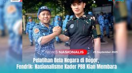 Fendrik salam kompak bersama Ketua Umum DPP PBB, Gugum Ridho, S.H., M.H., pada suasana Pelatihan Bela Negara di Bogor, Rabu (24/9/2025), di mana para peserta menunjukkan semangat nasionalisme yang tinggi melalui sesi latihan kedisiplinan dan kekompakan.