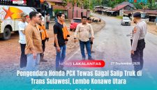 Petugas kepolisian bersama warga berada di lokasi kejadian kecelakaan di Jalan Trans Sulawesi, Desa Lapulu, Kecamatan Lembo, Konawe Utara, Sabtu (27/9/2025).