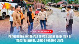 Petugas kepolisian bersama warga berada di lokasi kejadian kecelakaan di Jalan Trans Sulawesi, Desa Lapulu, Kecamatan Lembo, Konawe Utara, Sabtu (27/9/2025).