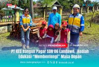 Perwakilan Management PT KES bersama guru dan siswa SDN 06 Landawa berpose di lokasi pembangunan pagar sekolah sebagai dukungan peningkatan fasilitas pendidikan, Jum'at (26/9/2025).