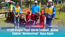 Perwakilan Management PT KES bersama guru dan siswa SDN 06 Landawa berpose di lokasi pembangunan pagar sekolah sebagai dukungan peningkatan fasilitas pendidikan, Jum'at (26/9/2025).