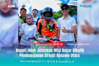 SIRKUIT KONASARA - Bupati Konawe Utara, H. Ikbar, S.H., M.H., (Kacamata) bersama Ketua Dewan Pembina IMI Konawe Utara, Hj. Wisra Wastawati, S.Tr.Keb., (Jilbab) saat mendampingi Pembalap AIMAN89, Handy Tuahatu, serta sejumlah panitia dan peserta berfoto di sela kegiatan Road Race Bupati Cup I Konawe Utara Championship 2025, Minggu (7/09/2025). Event ini menjadi momentum awal menuju pembangunan sirkuit permanen di Kecamatan Wawolesea.