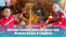 IBM PEDULI: Tim medis dan CSR PT IBM bersama aparat desa menyerahkan bantuan serta melakukan pemeriksaan kesehatan kepada lansia yang sakit di rumahnya, sebagai bagian dari Program Peduli Kelompok Rentan dan Lansia.