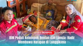 IBM PEDULI: Tim medis dan CSR PT IBM bersama aparat desa menyerahkan bantuan serta melakukan pemeriksaan kesehatan kepada lansia yang sakit di rumahnya, sebagai bagian dari Program Peduli Kelompok Rentan dan Lansia.