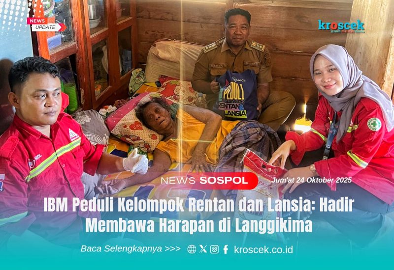 IBM PEDULI: Tim medis dan CSR PT IBM bersama aparat desa menyerahkan bantuan serta melakukan pemeriksaan kesehatan kepada lansia yang sakit di rumahnya, sebagai bagian dari Program Peduli Kelompok Rentan dan Lansia.