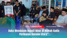 Bupati Konawe Utara, H. Ikbar, SH., MH., bersama jajaran pemerintah daerah, menyampaikan belasungkawa dan doa di rumah duka Kepala Dinas Perikanan Konawe Utara yang berpulang, Jumat (24/10/2025). Suasana haru menyelimuti prosesi takziah yang dihadiri keluarga, kerabat, dan rekan sejawat almarhum.