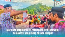 Panitia pemilihan memperlihatkan surat suara kepada peserta dalam proses penghitungan suara pemilihan anggota BPD Desa Tapuwatu.