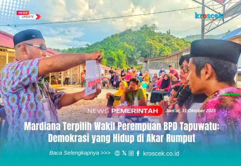 Panitia pemilihan memperlihatkan surat suara kepada peserta dalam proses penghitungan suara pemilihan anggota BPD Desa Tapuwatu.