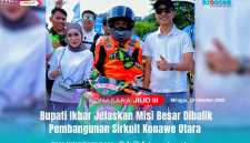 SIRKUIT KONASARA - Bupati Konawe Utara, H. Ikbar, S.H., M.H., bersama Ketua Dewan Pembina IMI Konawe Utara, Hj. Wisra Wastawati, S.Tr.Keb., dan sejumlah panitia dan peserta berfoto di sela kegiatan Road Race Bupati Cup I Konawe Utara Championship 2025, Minggu (7/09/2025). Event ini menjadi momentum awal menuju pembangunan sirkuit permanen di Kecamatan Wawolesea.