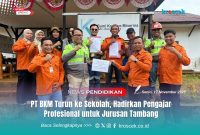 Tim PT Bumi Konawe Minerina (BKM) bersama pihak sekolah menunjukkan dokumen kerja sama penguatan pembelajaran vokasi pertambangan.
