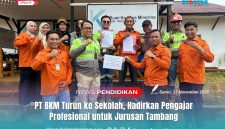 Tim PT Bumi Konawe Minerina (BKM) bersama pihak sekolah menunjukkan dokumen kerja sama penguatan pembelajaran vokasi pertambangan.