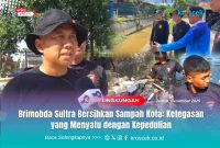 Dansat Brimob Polda Sulawesi Tenggara, Kombes Pol Dr. Sugianto Marweki, S.I.K., M.Si., terjun langsung ikut membersihkan ke lokasi aliran sungai dikali kelurahan Kambu, Andunoho, Kota Kendari, Jum'at (05/12/2025).