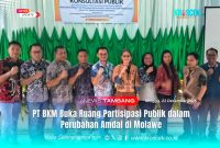 Manajemen PT Bumi Konawe Minerina (BKM) berpose bersama usai menggelar konsultasi publik terkait perubahan dokumen Analisis Dampak Lingkungan (Amdal) di Aula Kecamatan Molawe, Kabupaten Konawe Utara, Sulawesi Tenggara, Senin (22/12/2025).
