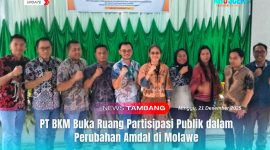 Manajemen PT Bumi Konawe Minerina (BKM) berpose bersama usai menggelar konsultasi publik terkait perubahan dokumen Analisis Dampak Lingkungan (Amdal) di Aula Kecamatan Molawe, Kabupaten Konawe Utara, Sulawesi Tenggara, Senin (22/12/2025).