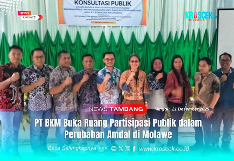 Manajemen PT Bumi Konawe Minerina (BKM) berpose bersama usai menggelar konsultasi publik terkait perubahan dokumen Analisis Dampak Lingkungan (Amdal) di Aula Kecamatan Molawe, Kabupaten Konawe Utara, Sulawesi Tenggara, Senin (22/12/2025).