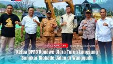 (Dari kiri ke kanan) Ketua DPRD Konawe Utara, Herman Sewani, S.H (Kemeja putih), Lurah Wanggudu, Hasanuddin, S.Si, (Seragam lengkap), Masnur Tepamba (Kaos Kream), Kapolsek Asera AKP Sumantri, S.H., (Seragam lengkap Polri), Kasat Intelkam Polres Konawe Utara AKP Bustaman, S.Si, (Kemeja putih) turun langsung memediasi konflik sekaligus memimpin pembongkaran blokade jalan yang telah mengganggu akses publik, khususnya jalur utama menuju SMA Negeri 1 Asera, Kelurahan Wanggudu, Senin siang (29/12/2025). Doc: Muh. Sahrul/Kroscek.co.id