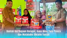 Kepala Desa Polo-Polora, Saharullah, S.Si., (Kiri) dan Kepala Desa Matabaho, Hasrun (Kanan), saat menyerahkan bantuan stunting kepada masyarakat penerima manfaat. Foto: Istimewa.