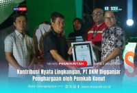 Didampingi Bupati Konawe Utara, H. Ikbar, Wakil Bupati Konawe Utara, H. Abuhaera menyerahkan piagam penghargaan kepada manajemen PT BKM bertepatan dengan malam puncak Festival Konasara Hari Ulang Tahun Kabupaten Konawe Utara ke-19, pada 2 Januari 2026.