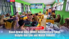 Suasana rapat Dewan Guru SMKN 1 Konawe Utara yang membahas penguatan disiplin pendidik serta penerapan link and match dengan dunia industri, Senin (26/1/2026).
