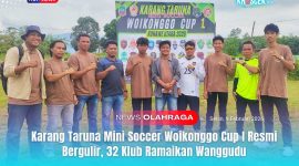 Panitia dan perwakilan tim berpose di depan papan kegiatan Karang Taruna Mini Soccer Woikonggo Cup I Konawe Utara 2026 yang resmi bergulir dan diikuti 32 klub, lapangan GOR Wanggudu, Senin (9/2/2026).