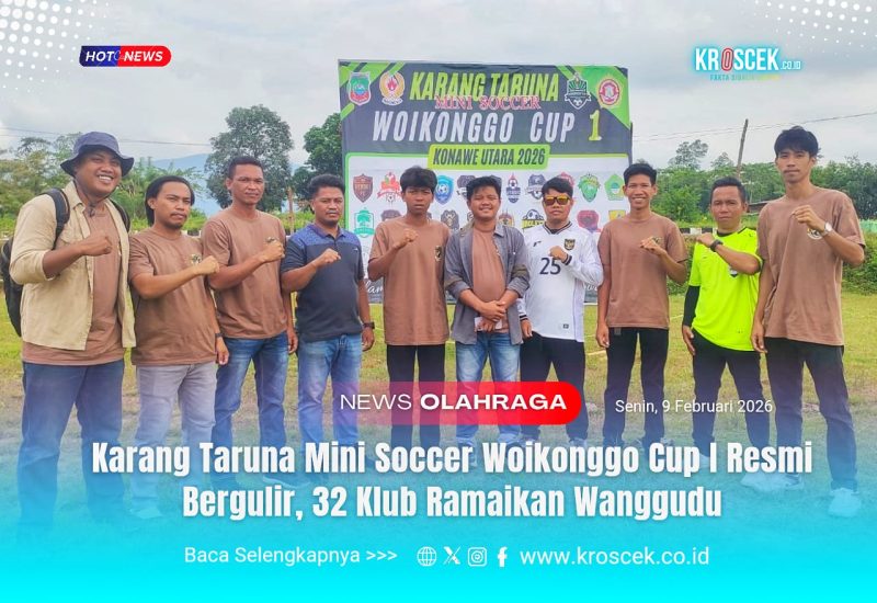 Panitia dan perwakilan tim berpose di depan papan kegiatan Karang Taruna Mini Soccer Woikonggo Cup I Konawe Utara 2026 yang resmi bergulir dan diikuti 32 klub, lapangan GOR Wanggudu, Senin (9/2/2026).