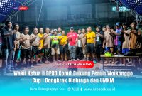 MINI SOCCER WOIKONGGO CUP I 2026 - Wakil Ketua II DPRD Konawe Utara, Muhardin, S.Pd., bersama panitia dan peserta Mini Soccer Woikonggo Cup I dalam sesi foto bersama usai pembukaan turnamen di lapangan depan GOR Kelurahan Wanggudu Kecamatan Asera, Kabupaten Konawe Utara (Konut), Senin malam (09/02/2026).